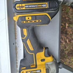 DEWALT 20V MAX 1/4 DRIVE. WITH BATTERY 