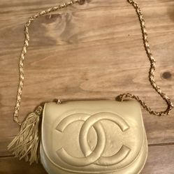 VINTAGE CHANEL LIKE HANDBAG *** NEVER WORN**
