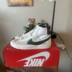 Nike Blazer Mid '77 SE White Pale Ivory  5Y / 6.5 W