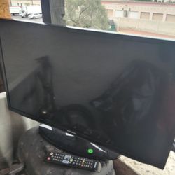 32-in Samsung TV With Remote