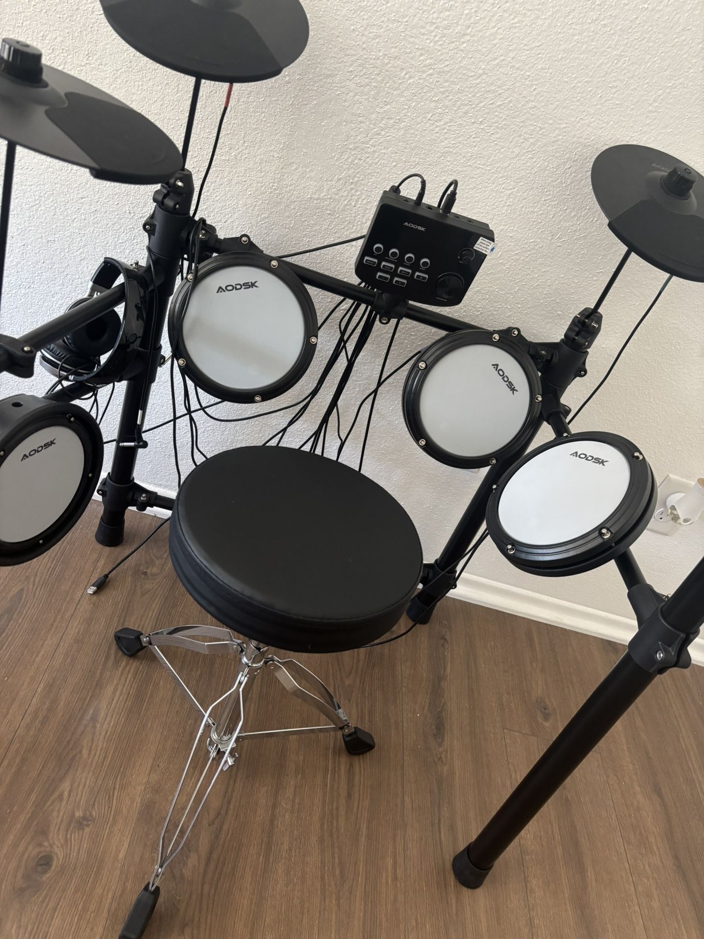AODSK Electric Drum Set with Quiet Mesh Pads,Electronic Drum for Beginner,USB MIDI,Throne, Sticks, Included 15 Kits and 195 Sounds