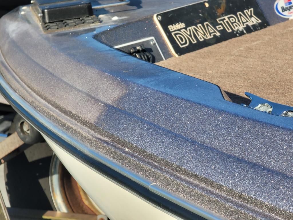 1986 Dynatrack Bass Boat 17’