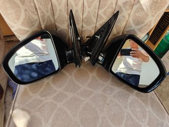 A pair of 2014 - 2016 Nissan Pathfinder power mirrors