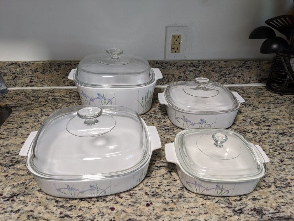 CorningWare Casserole Dish Set of 4 - Vintage / antiques