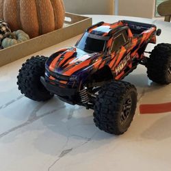 Traxxas Hoss + battery + Fast charger