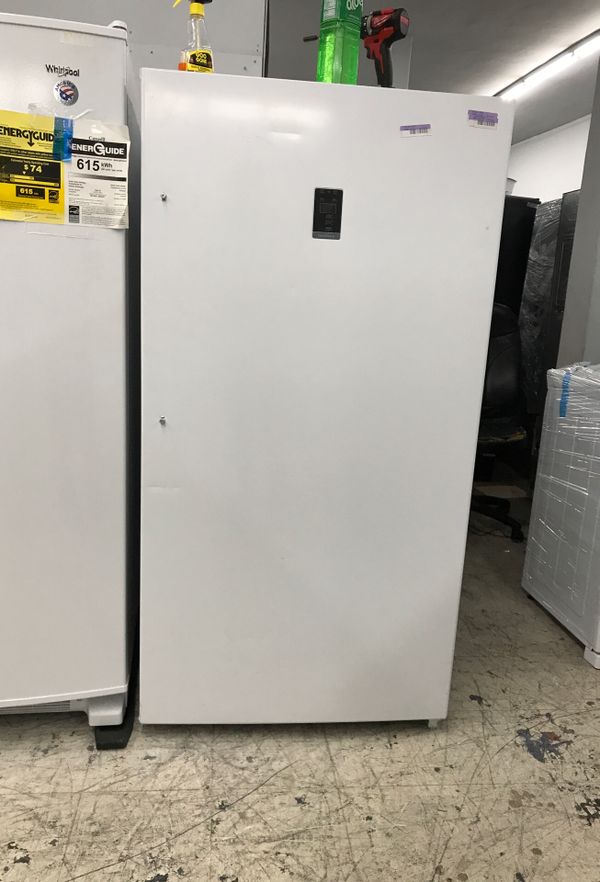 Insignia glossy white 17 cu ft upright freezer + NEW + for Sale in La