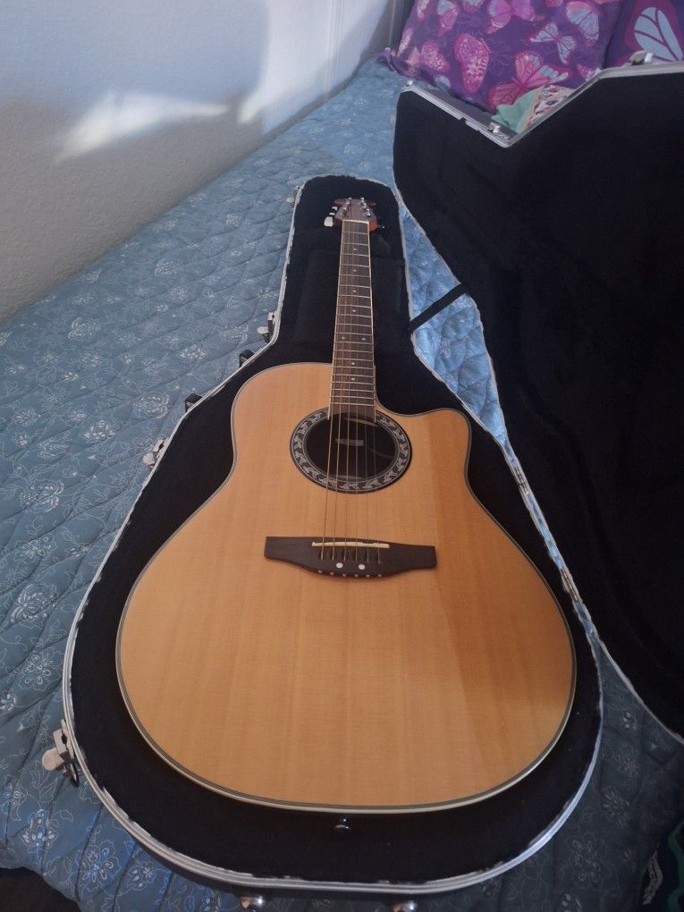 Guitarra Casi Nueva Poco Uso Toca AL 100 💯 Eletrica Y Se USA Normal Tanbien Excelente Estado De Marca.