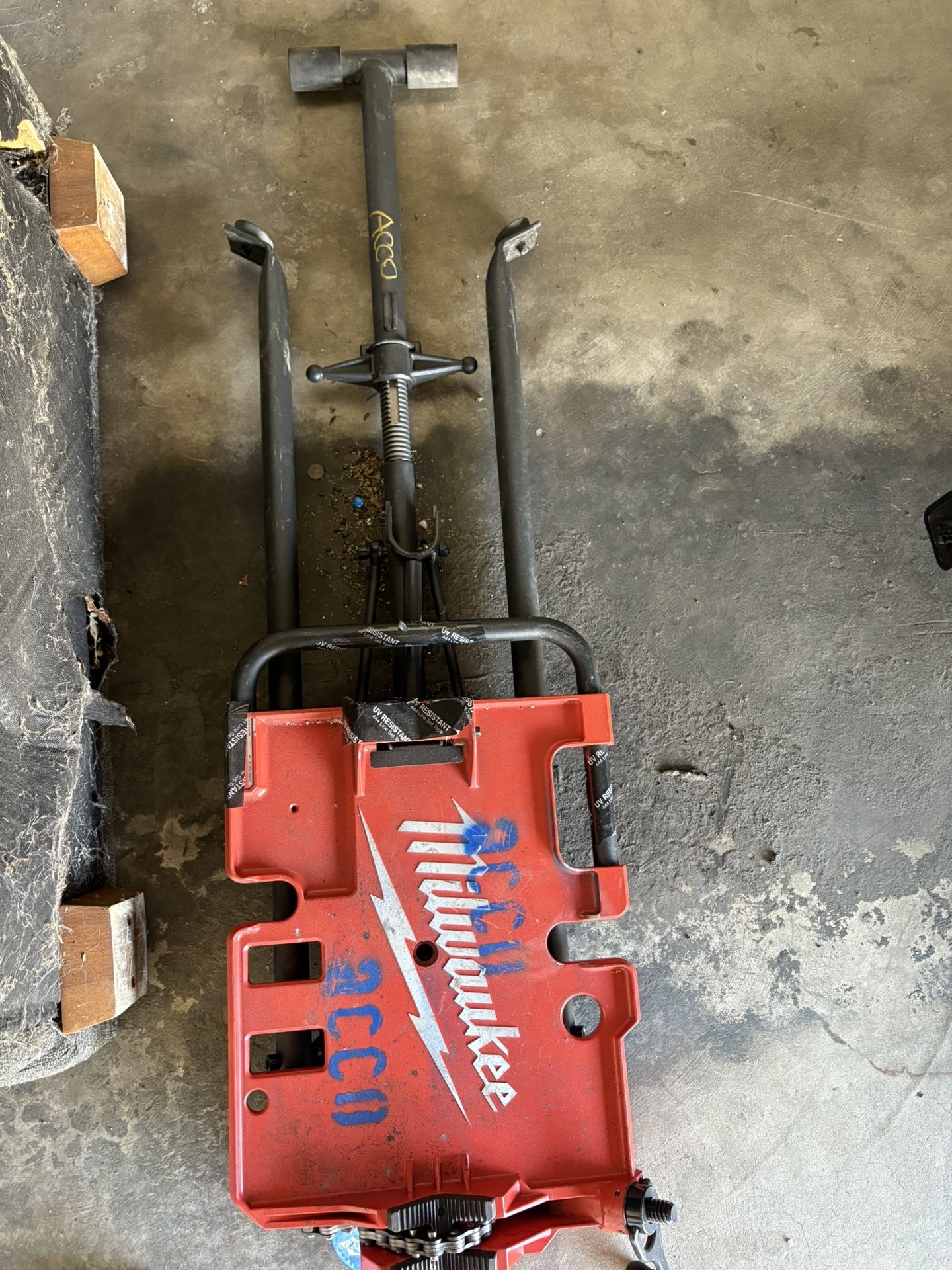 Milwaukee Tripod Chain Vise