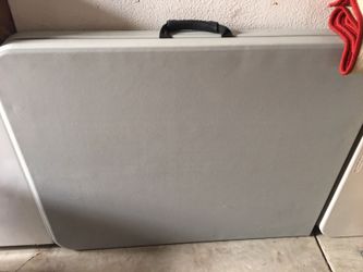Folding table