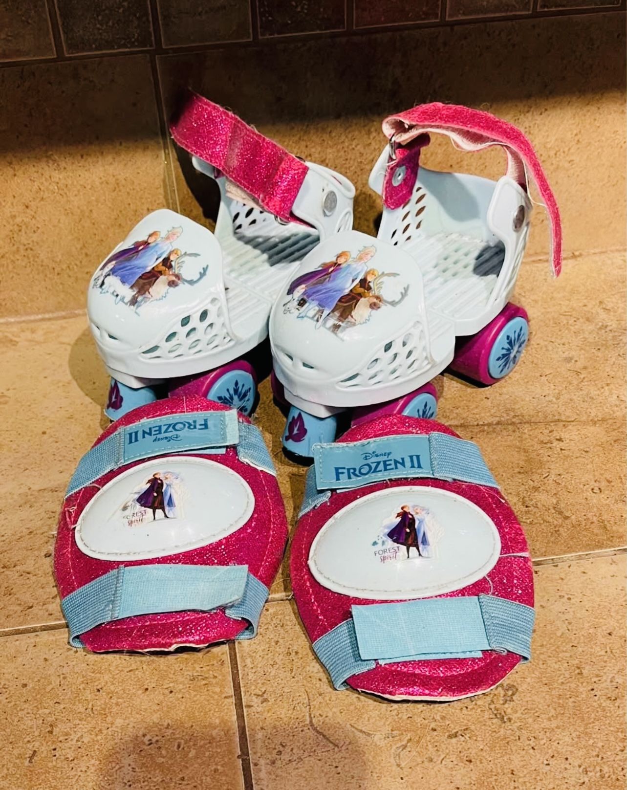 Adjustable Elsa skates and kneepads