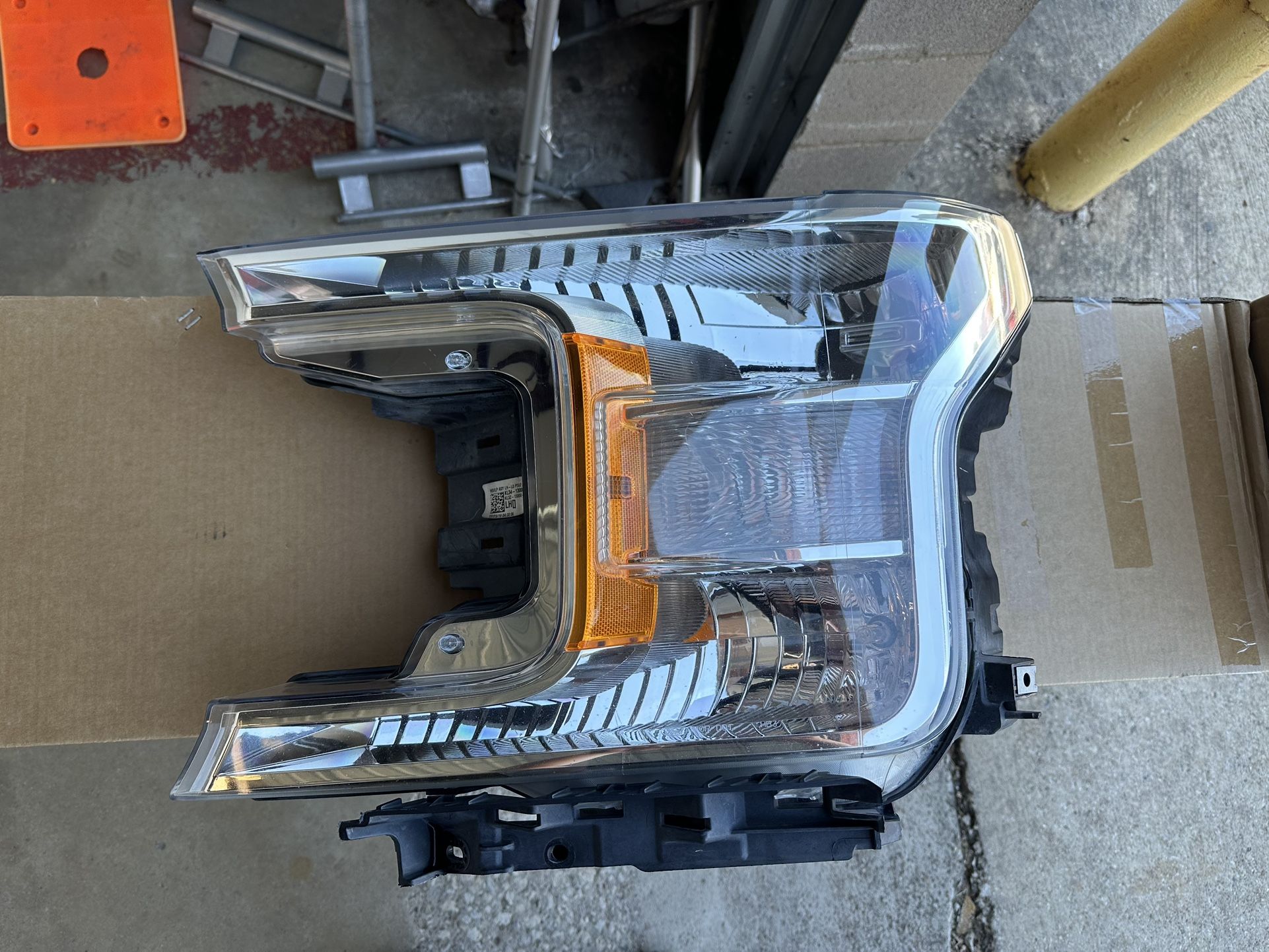 Ford F150 18-20 Headlight Driver Side ( Used Car Parts )