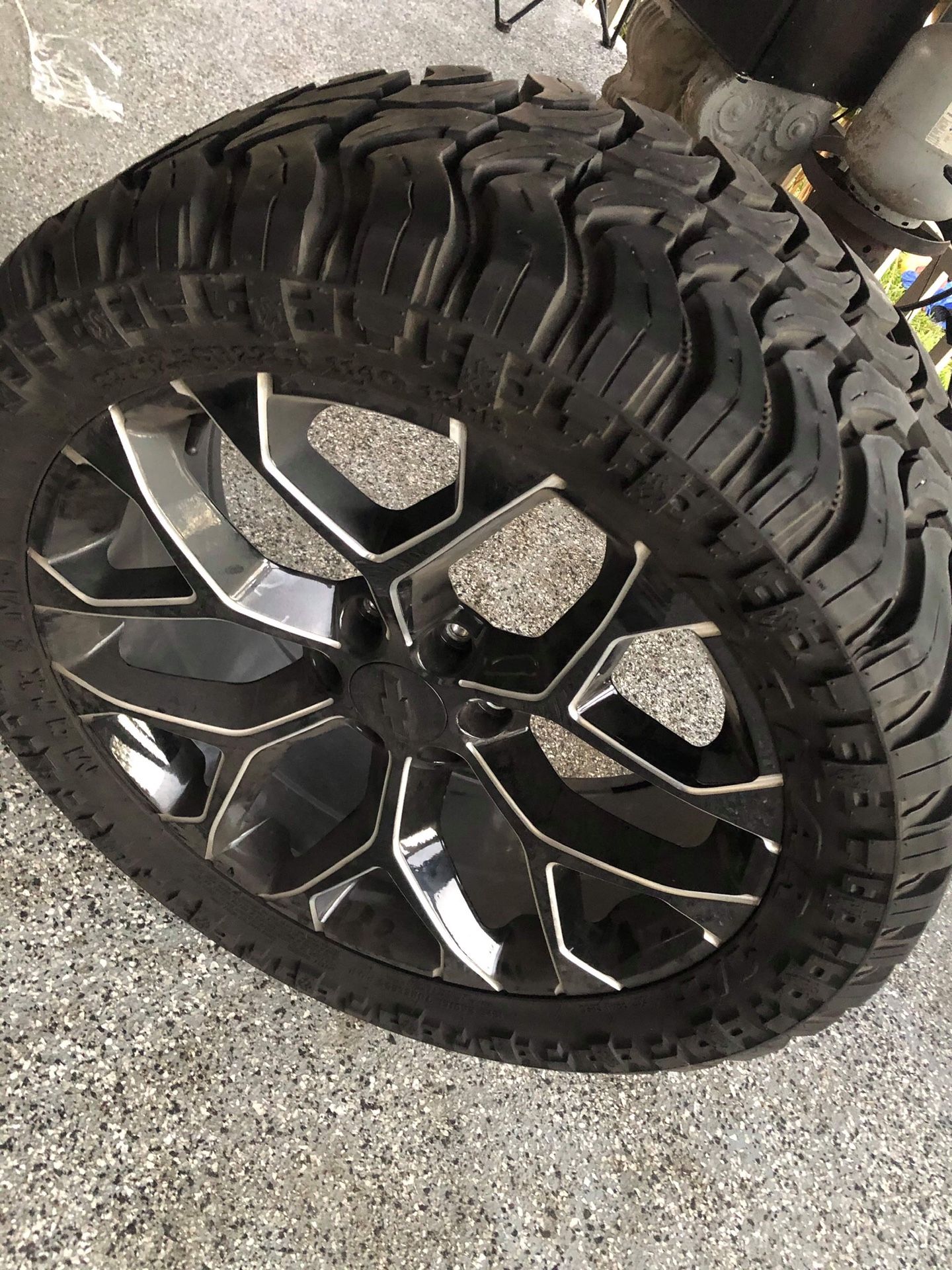 22s gmc Snowflakes on 33s