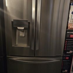 LG STAINLESS STEEL FRENCH DOOR REFRIGERATOR WITH ICE MAKER AND WATER DISPENSER ON DOOR......$ 450