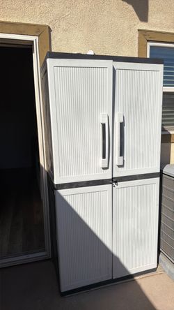 Plastic storage containers
