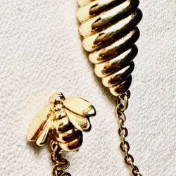 MONET BEE AND BEE HIVE WITH CHAIN /BROOCH - EXCELLENT CONDITION 