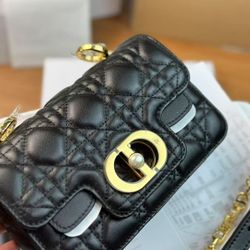 Classic ladies' shoulder bag for everyday use