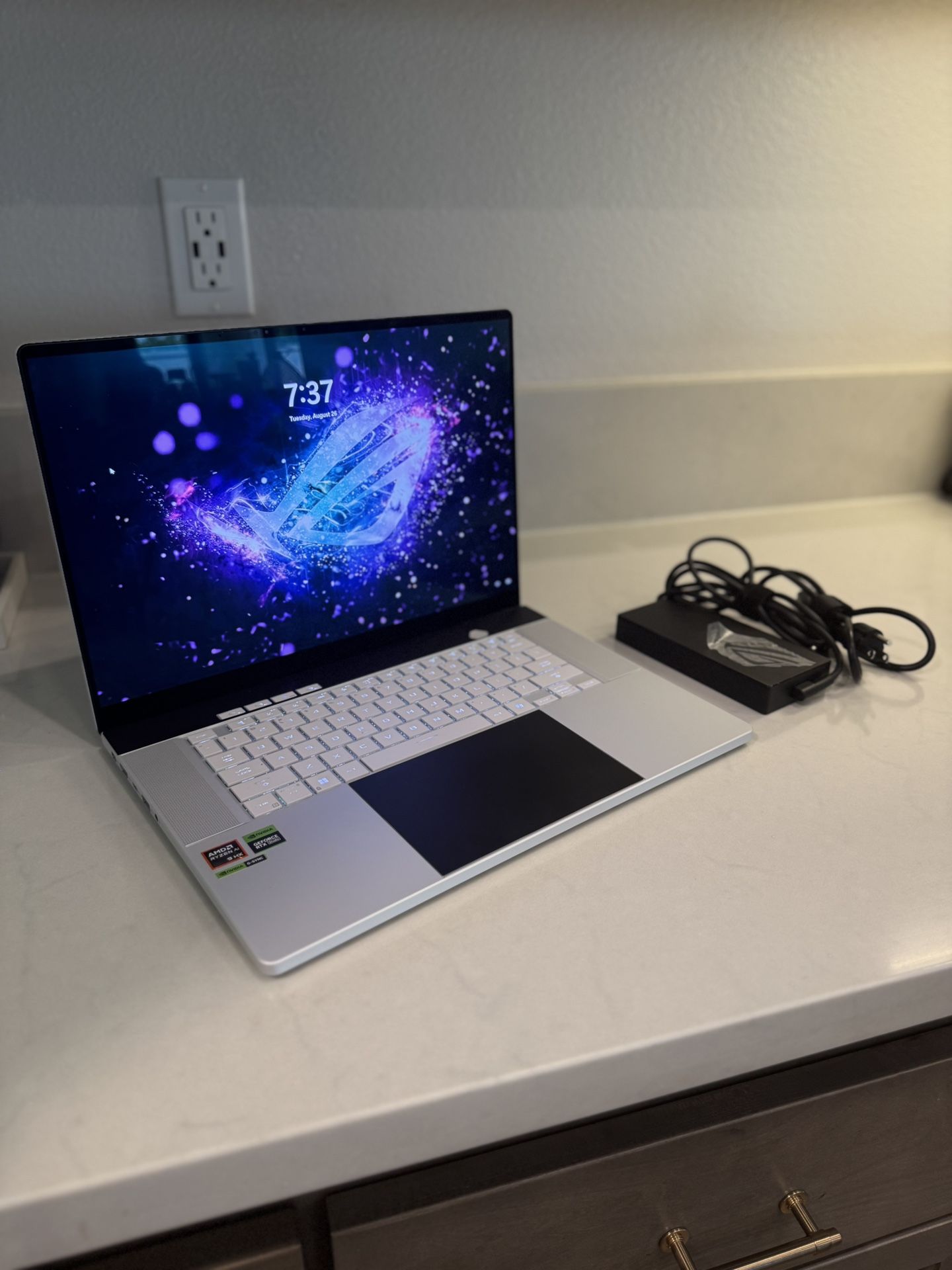 ASUS ROG Zephyrus G16 – 16” OLED 2.5K RTX 4070 240Hz Gaming Laptop (White) – Excellent Condition
