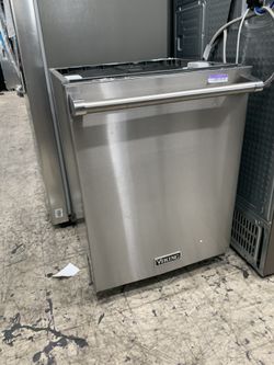 Viking dishwasher in stainless steel floor model 2020