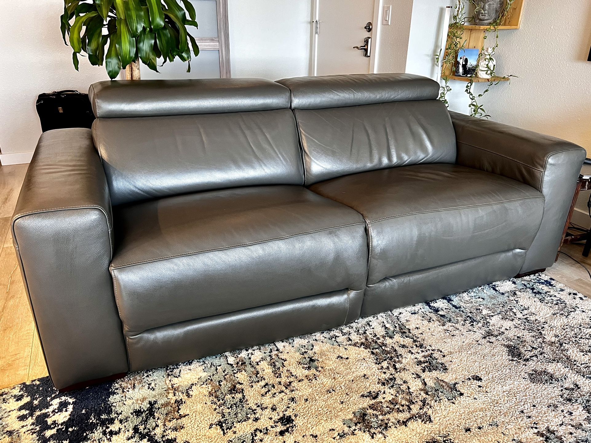 Macys 82” Leather Power Recliner Sofa Nevio for Sale in Seattle, WA