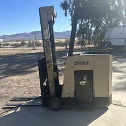 Crown Standup Side Shift Forklift Electric