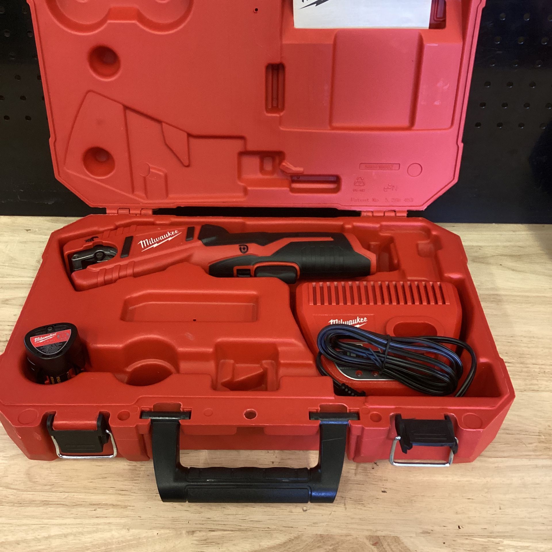 Milwaukee M12 12V Lithium-Ion Cordless Copper Tubing Cutter Kit with 1.5 Ah  Battery, Charger and Hard Case for Sale in Phoenix, AZ OfferUp