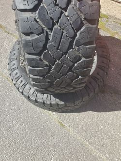 Goodyear set ot 2 Lt275/70r18