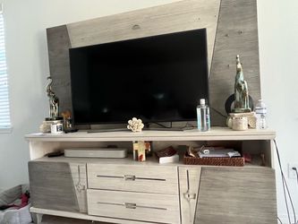 🔥 TV STAND / ENTERTAINMENT CENTER — $50! 🔥
