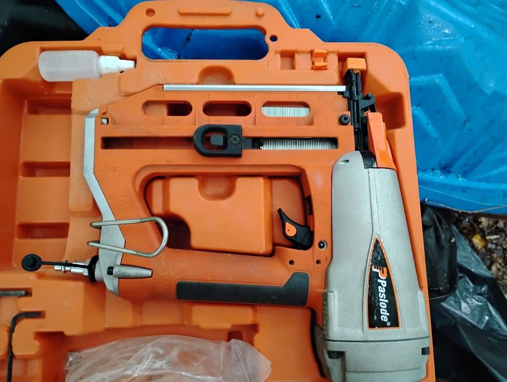 Paslode T250S-F16P 16-Gauge Pneumatic Finish Nailer in its carrying case. 