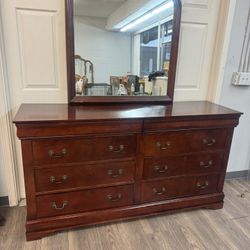 Traditional Cherry 8-Drawer Dresser with Mirror – Classic Elegance