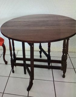 Vintage Folding Gateleg Round Table