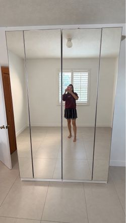 Armario para ropa con espejos