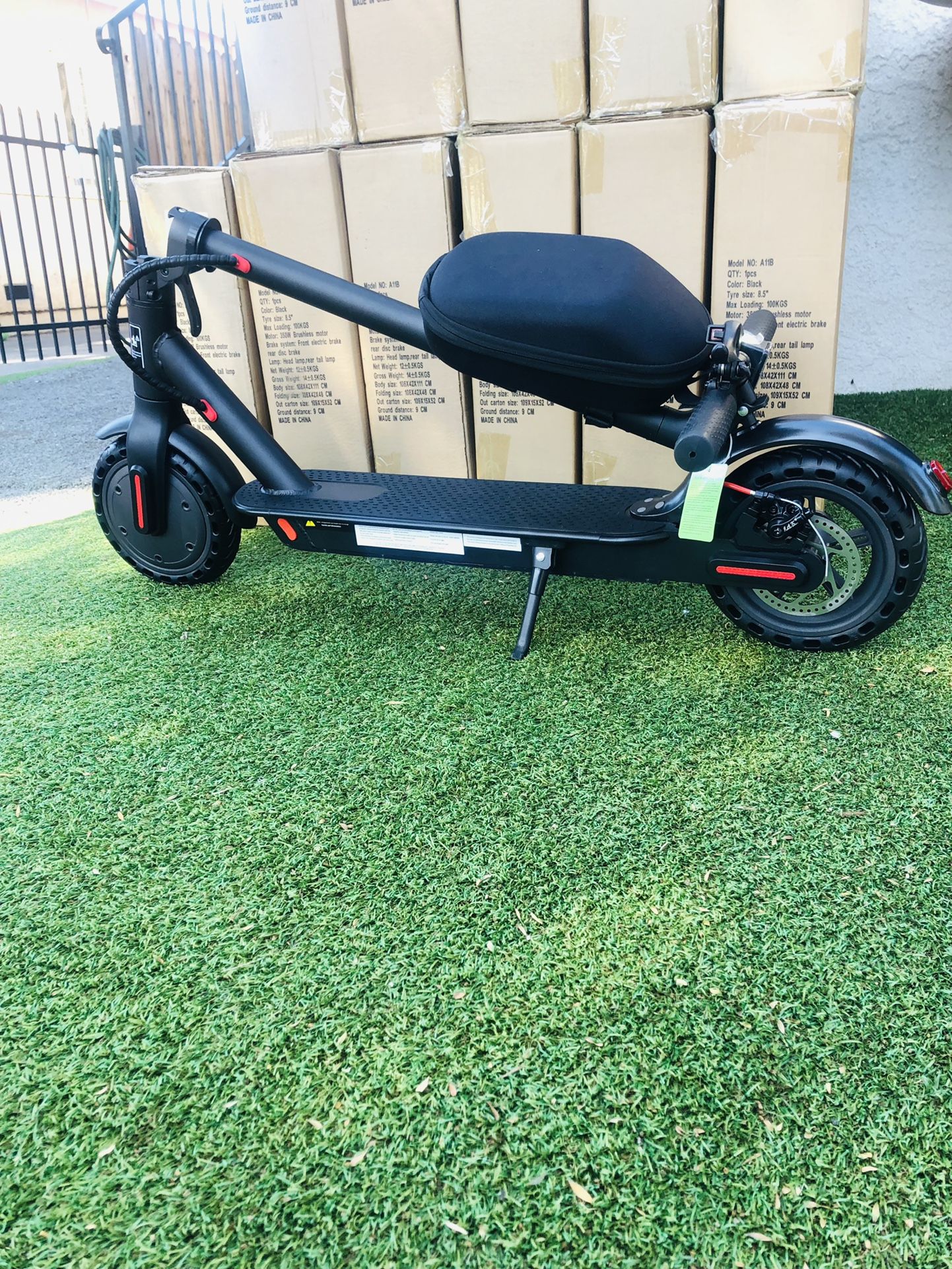 Foldable Electric Scooter Electric Scooter 8.5 "Electric Scooter Wheel Model: A11E / 11B Motor: 350W Brushless Battery: Li-ion 36V / 7.5 Ah 280WH Load