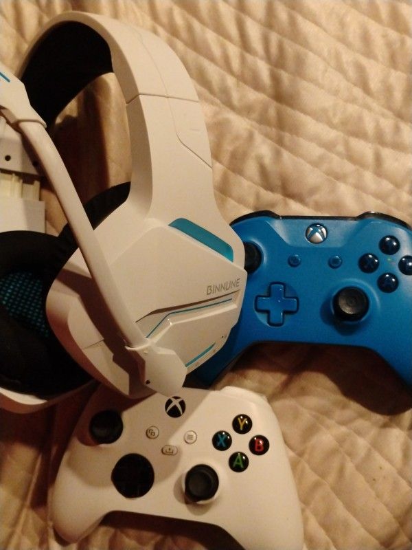 2 Xbox One Controllers And Headset 