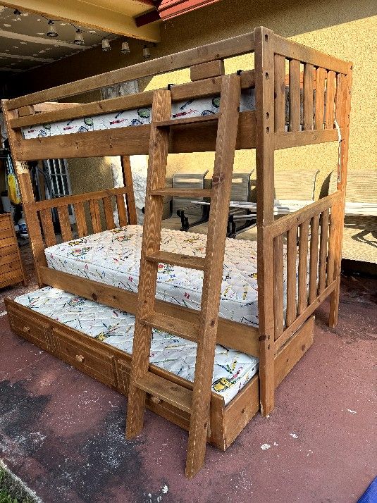 Triple Bunk Bed Set With Latter