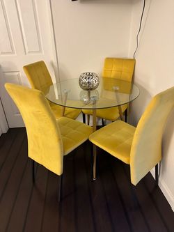 Round dining table