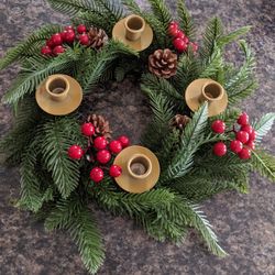 Wreath Candle Holder With Berry.