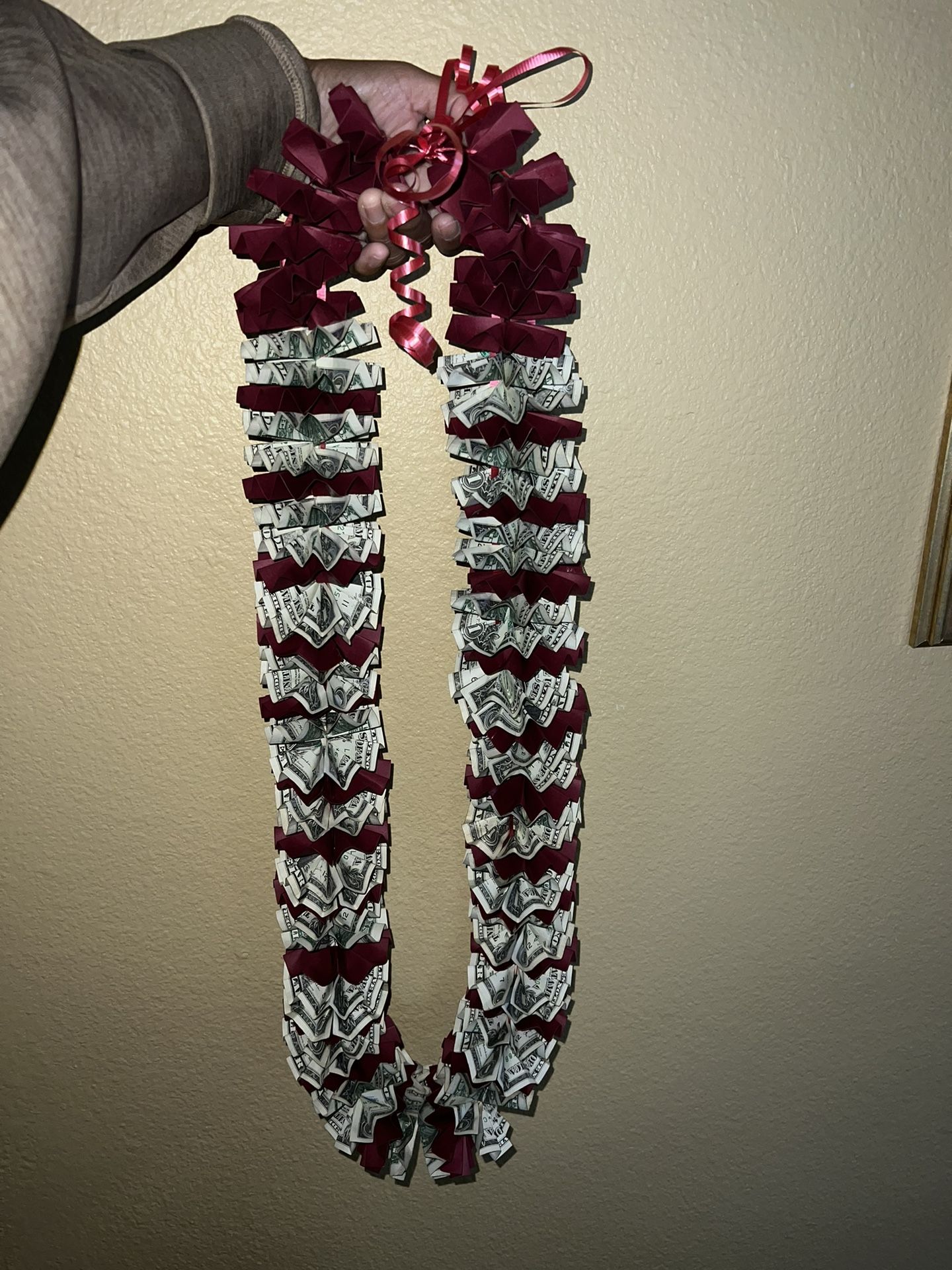 Burgundy Black Graduation Money Leí