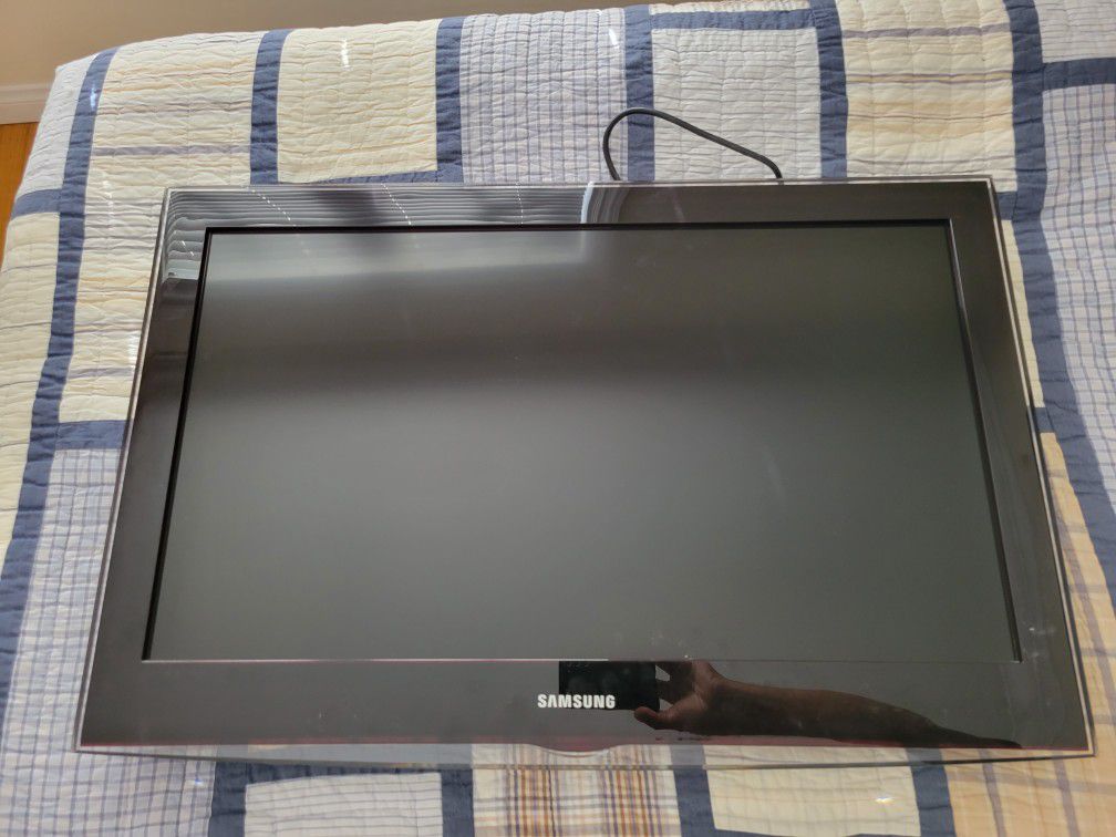 Samsung 31" TV With Wall Mount