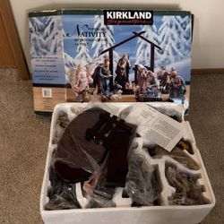Kirkland Signature Porcelain Nativity Set 14 Piece w/ Wood Crèche