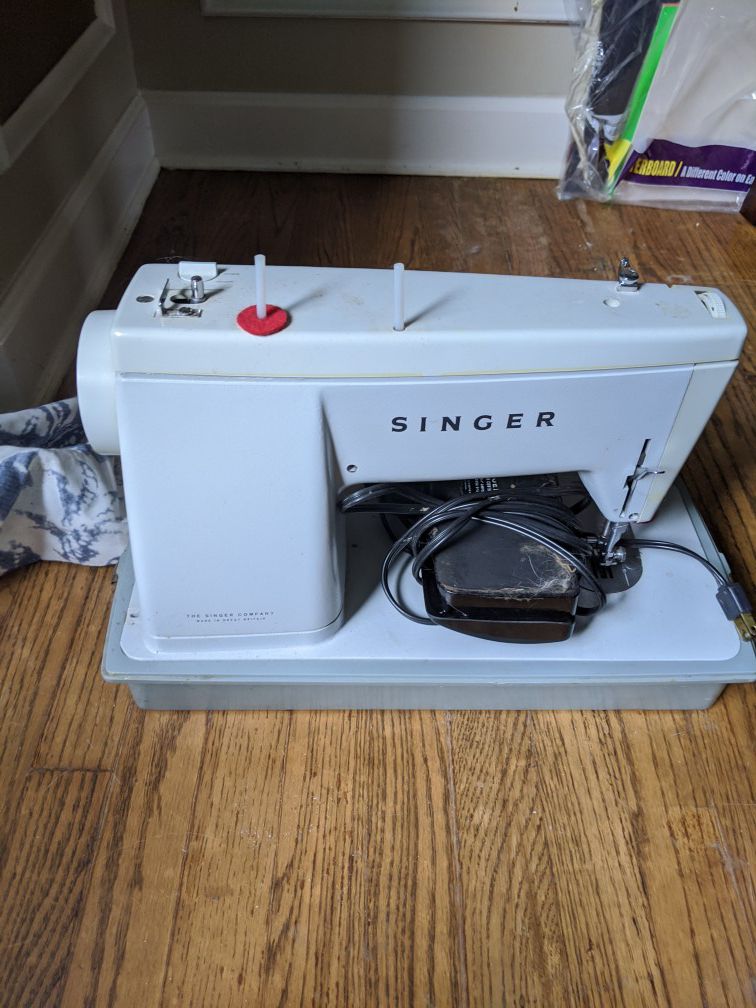 Working portable singer sewing machine