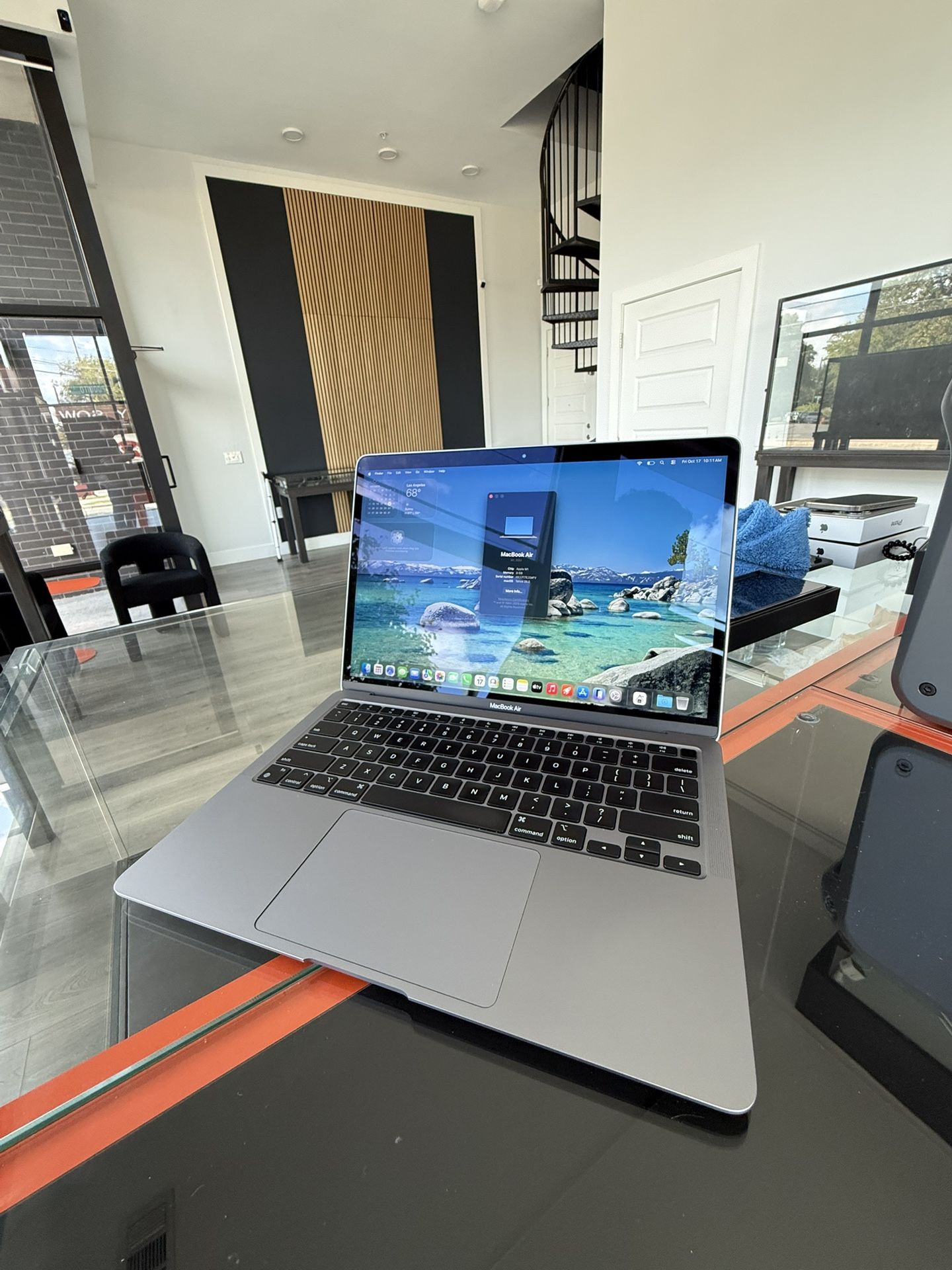 Apple 13” MacBook Air M1 Chip 8GB Ram 256SSD! 90 day warranty! We offer financing!