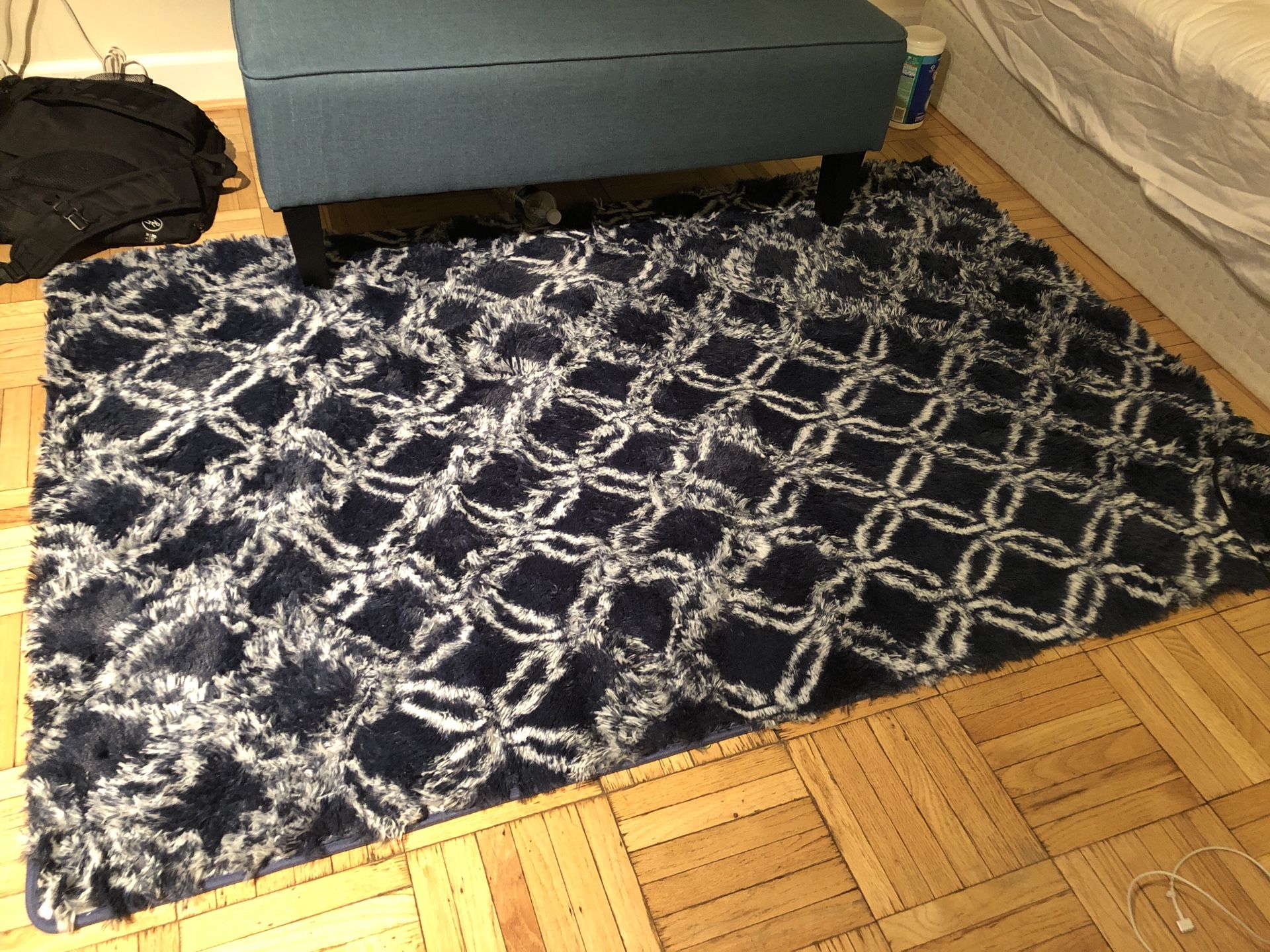 Blue Area Rug, super soft - LIKE NEW, GOOD VALUE