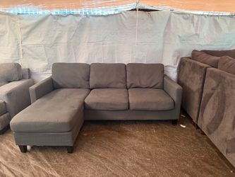 Gray couch reversible chase great condition clean we sell all the time delivery 40 local