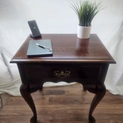 Beautiful Solid Mahogany End Table / Nightstand