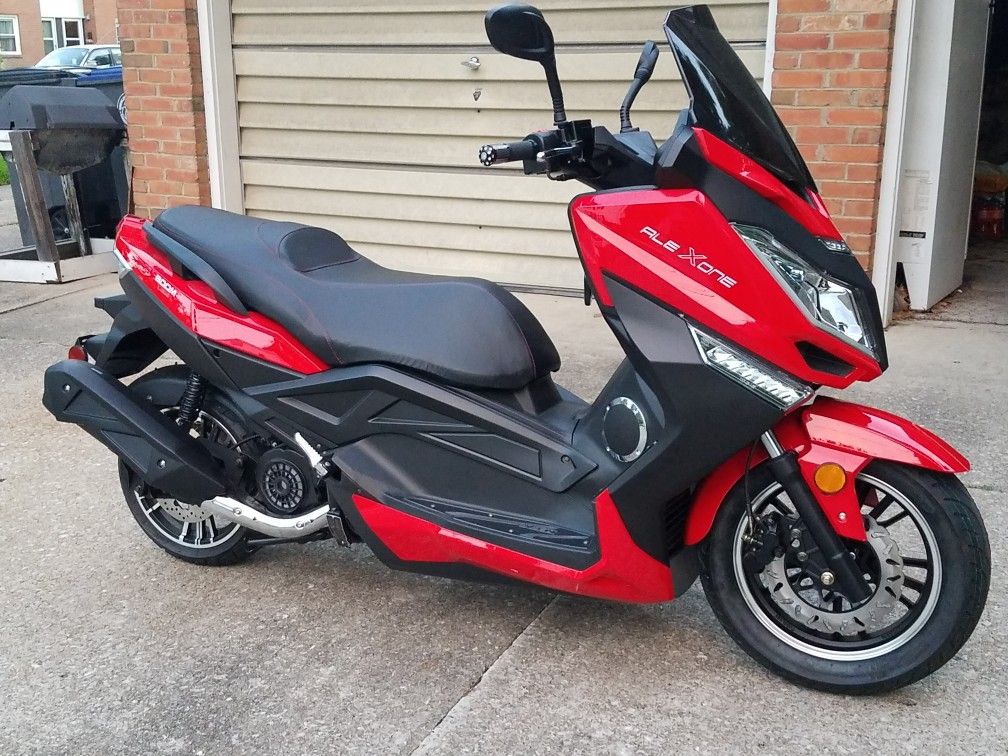 2017 Flex One Boom 150cc Scooter w/less than 100 miles...won't start. Selling as is.