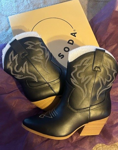 NIB Ladies Sz 9 Boots