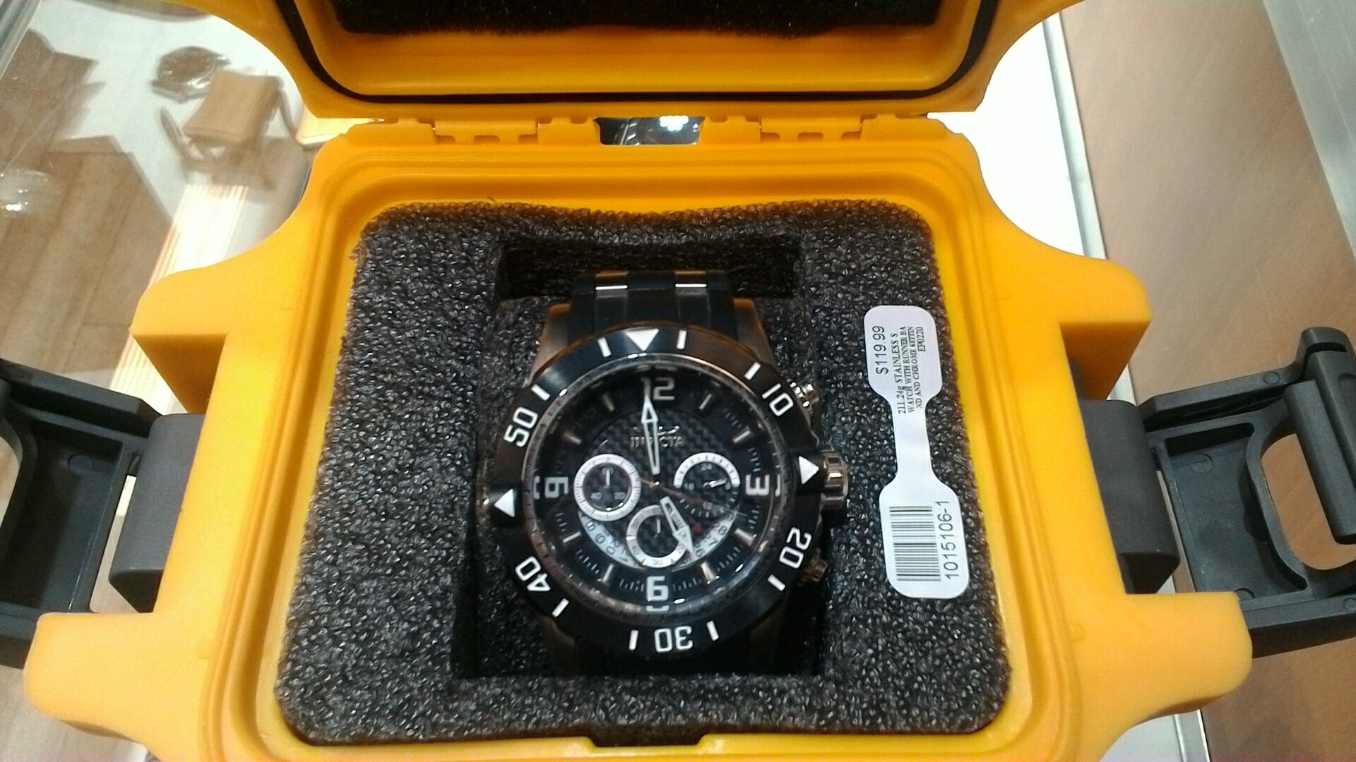 In brand new condition, Invicta men's watch in heavy duty carrying case.