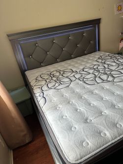 Queen size mattress pillow top new