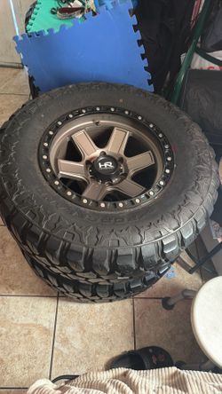 Size 33X12.50R17LT Llantas y rines. Rims and tires set 4X$1800 solo fueron usadas un año están casi Nuevas Only in use for 1 year $1,800 $1,800 O Las 