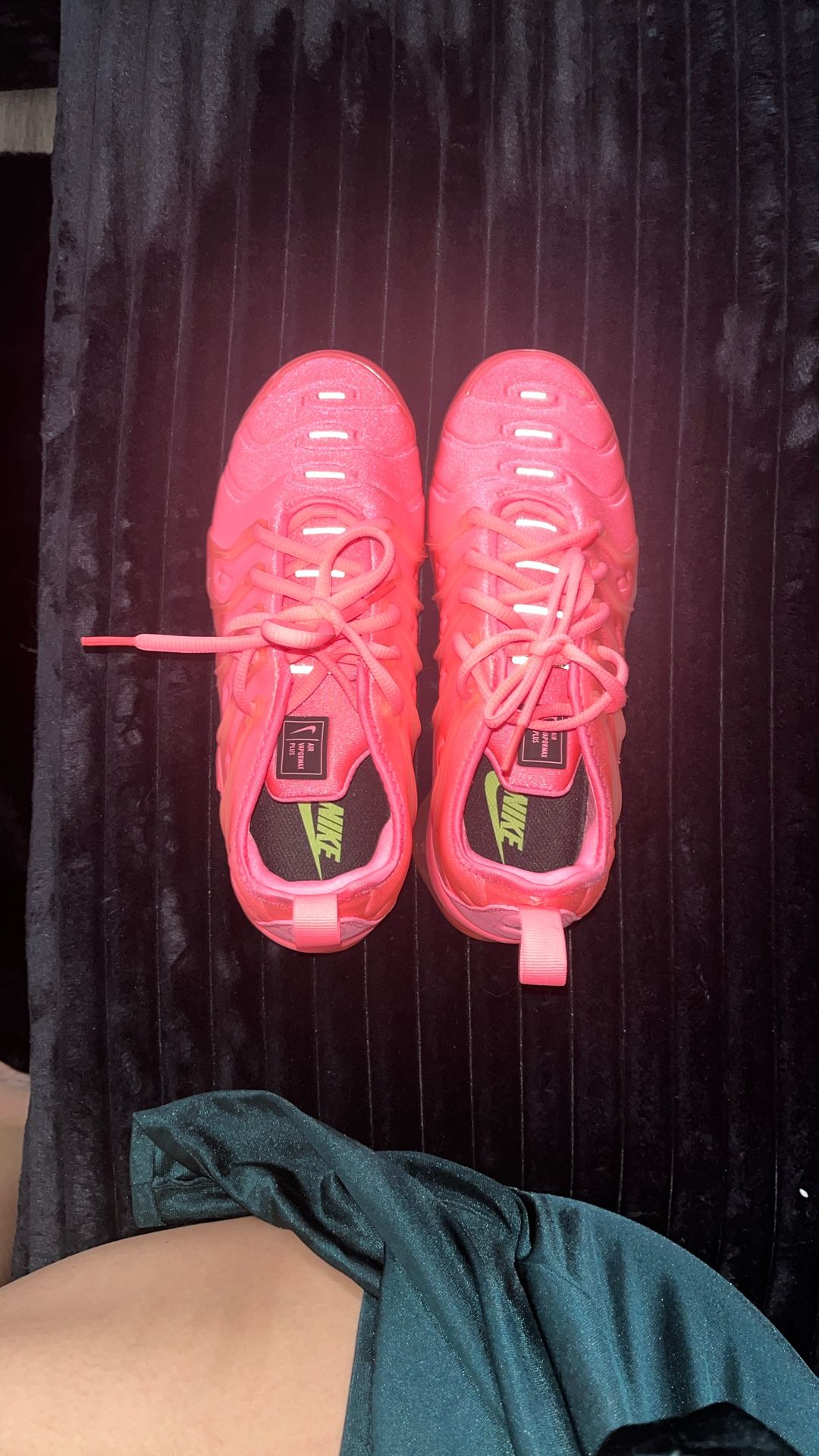 pink nike vapor max plus 